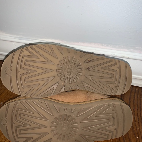 UGGS - Picture 4 of 5